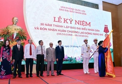 Chủ tịch Quốc hội trao Huân chương Lao động hạng Nhì tặng Báo Đại biểu Nhân dân